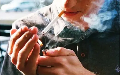 Thường xuyên hút thuốc lá hoặc hít phải khói thuốc lá làm tăng nguy cơ mắc viêm phổi